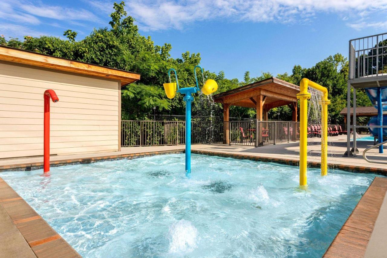 Howard Johnson By Wyndham Pigeon Forge Exterior photo